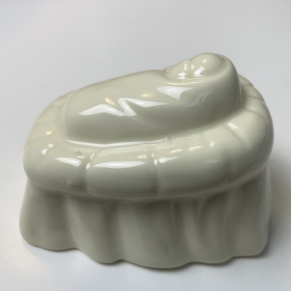 House Of Lloyd 1998 Christmas Around the World Baby in Manger porcelain figure - Picture 6 of 8